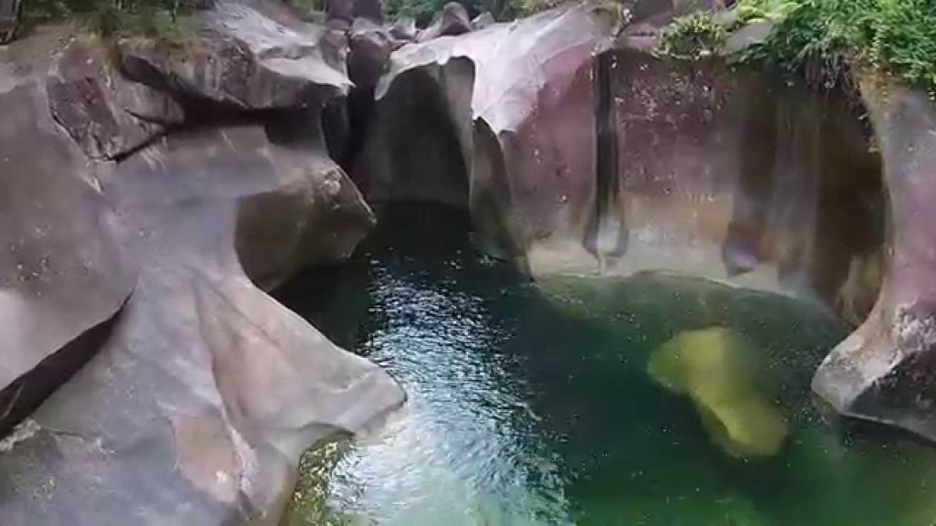 Babinda Boulders